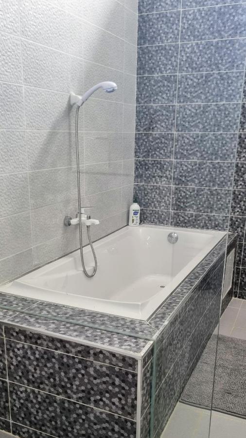 Villa Bolati, avec piscine, jacuzzi, jardin et vue Bonoua Esterno foto